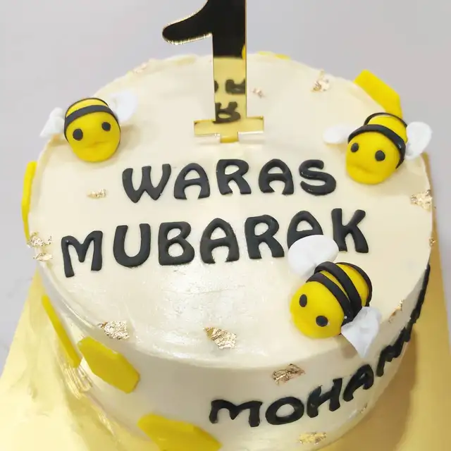 Honeybee Salted Caramel Cake